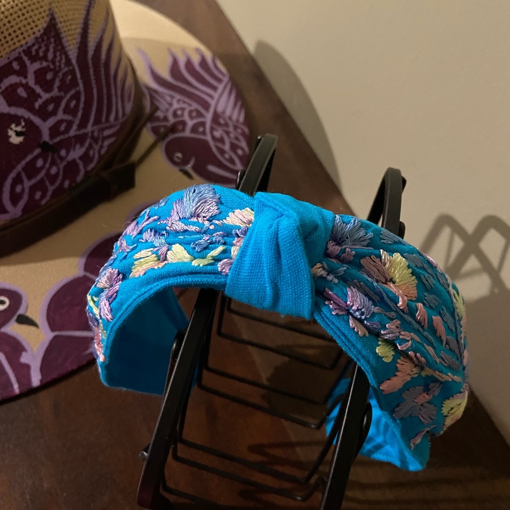 Handmade embroidered floral headband 💙